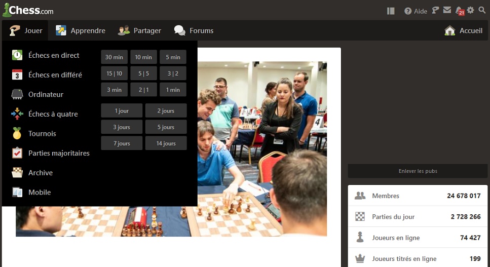 Aperçu de l'écran de jeu sur Chess.com pour jouer aux échecs en ligne contre un ami, un adversaire inconnu ou l'IA de l'ordinateur