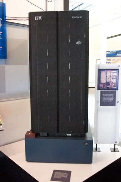 Un ordinateur IBM similaire à Deep Blue lors de son match de 1997, exposé au Musée de l'histoire de l'ordinateur de Mountain View en Californie.