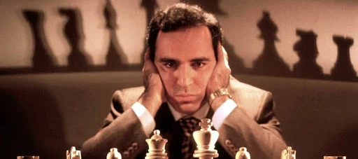 Photo du champion du monde Garry Kasparov devant l'échiquier