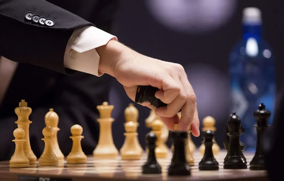 Une partie d’échecs sur un échiquier en bois