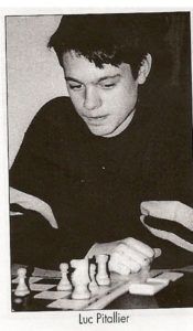 Luc Pitallier adolescent et jouant aux échecs