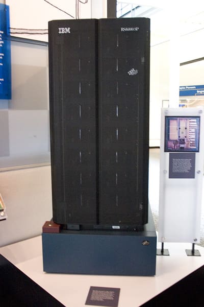 Un ordinateur IBM similaire à Deep Blue lors de son match de 1997, exposé au Musée de l'histoire de l'ordinateur de Mountain View en Californie.