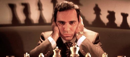 Photo du champion du monde Garry Kasparov devant l'échiquier