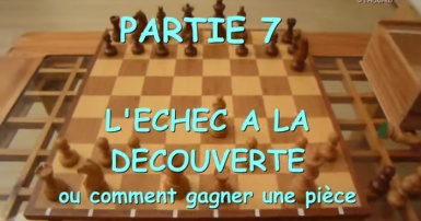 Vidéo : Apprendre l'échecs à la découverte pour prendre une pièce en attaquant le roi